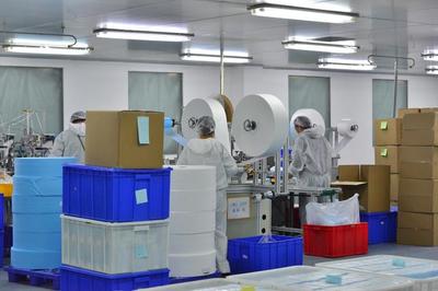 湖北仙桃:抓緊口罩生產(chǎn) 助力國(guó)際防疫